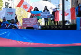 Los azerbaiyanos celebran manifestación de protesta contra el terrorismo de Ganyá en Canadá -  FOTOS 