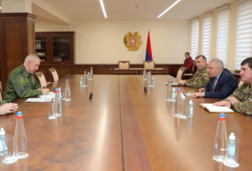 El ministro de Defensa armenio se reúne con el comandante del contingente ruso de mantenimiento de la paz en Karabaj