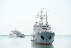 Dos buques de guerra rusos llegan a Bakú