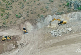 Continúan los trabajos de construcción a gran escala en la carretera de Gubadli a Eyvazli