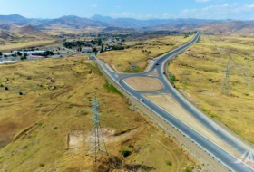 Se ha pavimentado un tramo de 20 kilómetros de la carretera Shukurbayli-Jabrayil-Hadrut