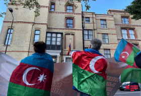  Los azerbaiyanos que viven en Londres realizan una protesta pacífica frente a la embajada de Armenia 