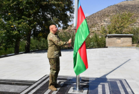   Ilham Aliyev izó la bandera de Azerbaiyán en Lachin  