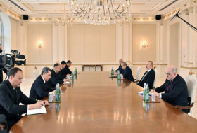  Presidente de Azerbaiyán recibe al viceprimer ministro turcomano 