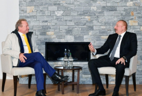  Presidente Aliyev se reunió con el presidente de la empresa 