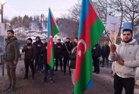  Activistas azerbaiyanos continúan protestas pacíficas en la carretera Lachin-Khankendi a pesar de las severas condiciones climáticas 