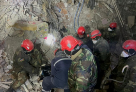   Rescatistas azerbaiyanos sacan con vida a 51 personas de los escombros del terremoto ocurrido en el sur de Türkiye    