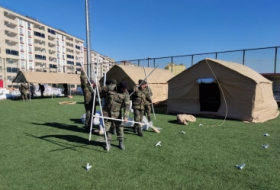 Rescatistas azerbaiyanos instalan tiendas de campaña para los afectados por el terremoto en Türkiye