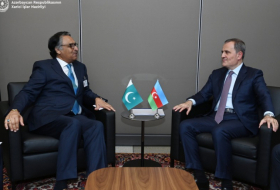  Jeyhun Bayramov se reunió con su colega paquistaní   