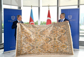  El ministro de Relaciones Exteriores de Azerbaiyán entrega la alfombra de Karabaj a su homólogo turco 