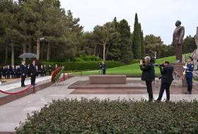 El Presidente de Tayikistán rinde homenaje al Líder Nacional Heydar Aliyev 