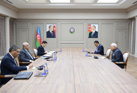 El Primer Ministro de Azerbaiyán se reunió con el presidente de la Federación Internacional de Halterofilia