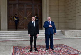  Se celebra la ceremonia oficial de bienvenida para el presidente bielorruso en Bakú 