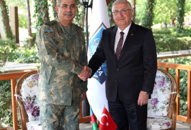 Los ministros de Defensa de Azerbaiyán y Türkiye examinan una posible cooperación militar