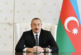  Aliyev y Lukashenko inspeccionan autobuses de producción conjunta azerbaiyano-bielorrusa y tractores presentados por el Presidente de Belarús 