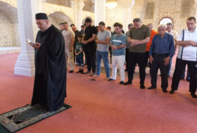   Ex desplazados internos participan en la oración del Eid al-Adha en la mezquita de Shusha  
