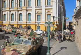 Militares bolivianos se retiran de la plaza Murillo en La Paz