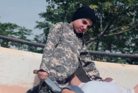 FUERTES IMÁGENES: El Estado Islámico difunde videos con niños de corta edad matando a prisioneros