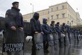 Hombre armado ataca a policías que custodiaban sede partidista en Atenas 