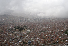 Miles marchan en ciudades bolivianas contra despidos en una empresa estatal