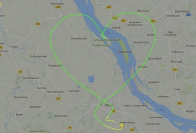 El cielo como lienzo, las `obras` que traza un piloto alemán con su avioneta 