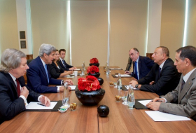 El presidente del país se ha encontrado con Jone Kerry en Varsovia