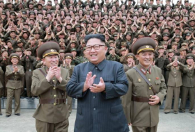 El líder norcoreano aplaza su decisión sobre el lanzamiento misiles a Guam
