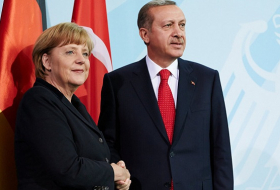Erdogan en sus contactos de hoy negoció con Cameron y Merkel