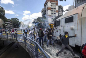 Fuerza pública venezolana dispersa a manifestantes que intentaban cerrar vías en Caracas