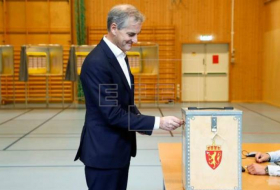 Abren los colegios electorales en Noruega en unos comicios con pronóstico igualado