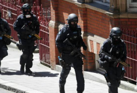 Cuatro policías británicos heridos en un choque con medio centenar de jóvenes