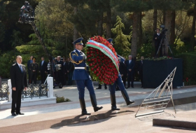 Presidente de Azerbaiyán visitó la tumba del líder nacional Heydar Aliyev
