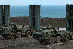 Turquía firma con Rusia el contrato de compra de los sistemas antiaéreos S-400