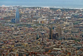 Un helicóptero comercial despierta a Barcelona