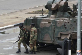 Militares de Zimbabue impiden el paso a los manifestantes hacia la residencia de Mugabe