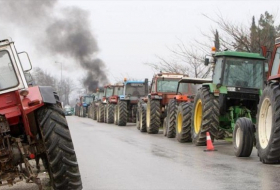 Agricultores griegos bloquean carreteras por subida de impuestos