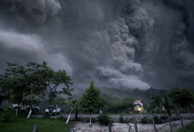 Volcán Colima lanza fumarola a más de 3.500 metros de altura en México