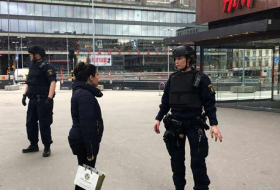 Hallan un paquete con explosivos en el camión que embistió contra multitud en Estocolmo - Policía