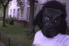 Policía disfrazado de gorila hace el maratón de Londres en 6 días y… en cuatro patas