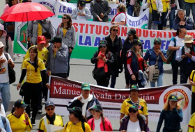 Maestros públicos de Colombia protestan con 