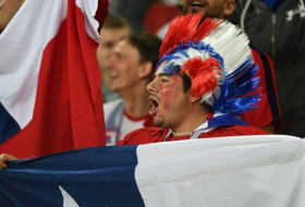 Chilenos celebran en la plaza Roja la victoria de su equipo en la Copa Confederaciones