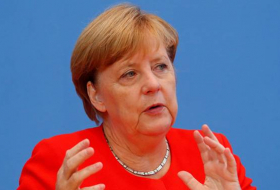 Tomatina al estilo alemán: Merkel en la línea de fuego (vídeo)