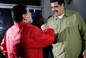 Presidente venezolano juega al fútbol con Maradona