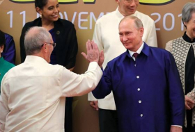 ¡Choca esos cinco Putin! El presidente de Perú se salta el protocolo (vídeo)