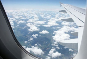 Viajero filma una ventanilla rota del avión durante en pleno vuelo