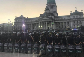 Cristina Fernández critica a Macri por reprimir protestas