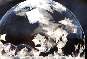 Las 'bolas de hielo' navideñas: ¡así se congela una burbuja de jabón!