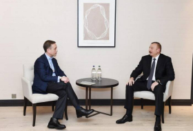 Ilham Aliyev se reúne con un miembro del Comité de Administración de Mastercard y el Vicepresidente Ejecutivo de Cisco