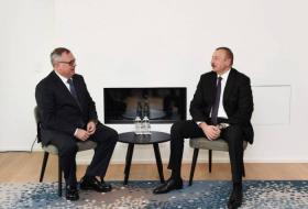 Ilham Aliyev se encuentra con el presidente del Consejo de Administración del Banco VTB