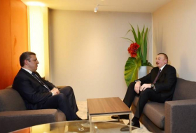 Ilham Aliyev se reúne con el Premier georgiano en Davos